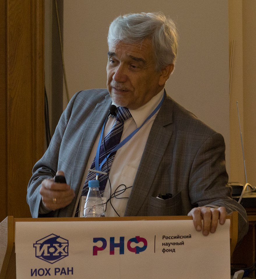В.А. Лихолобов выступает с докладом на конференции грантодержателей РНФ. 21 ноября 2016 года